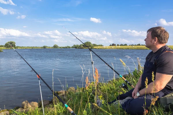 Чоловік рибалка сидить на річці влітку — стокове фото