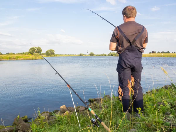 Fischer, der im Sommer am Fluss steht — Stockfoto