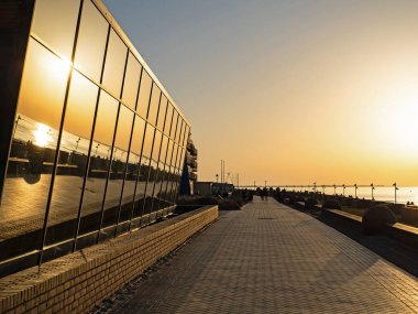 Alman Kuzey Denizi 'ndeki Norderney adasında gün batımında sahil gezintisi.