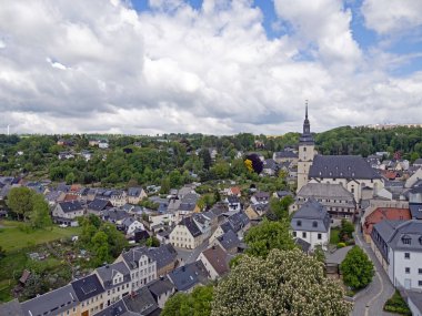 Almanya 'da St. Martin Kilisesi ile Sakson kasabası Zschopau' nun havadan görünüşü