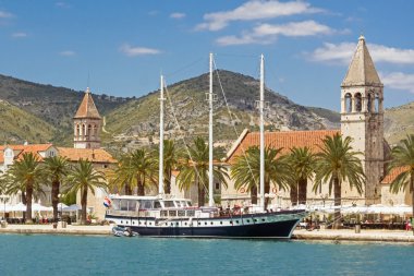 Ön planda bir siling tekne ile Hırvatistan Trogir Şehri açıdan