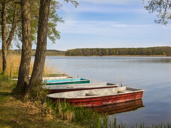 Idilli táj egy tó, csónakokkal, Németország — Stock Fotó