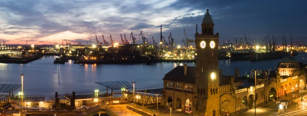 Pontile e porto della città Amburgo, Germania, di notte — Foto Stock