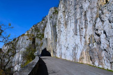 İtalya 'nın Friuli-Venezia Giulia bölgesindeki Strada Napolyon yolunun üzerinde.