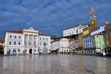 Slovenya 'nın Primorska kentindeki Piran kasabasındaki Tartini meydanı, kasaba evi ve St. George kilisesi.