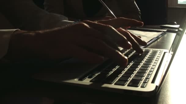 Мужчины печатают на клавиатуре ноутбука — стоковое видео