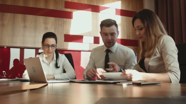 Homens de negócios discutindo diagramas usando laptop — Vídeo de Stock