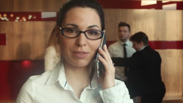 Donna d'affari che parla al telefono — Video Stock