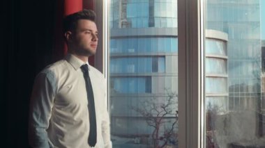 Yakışıklı gülümseyen iş adamları