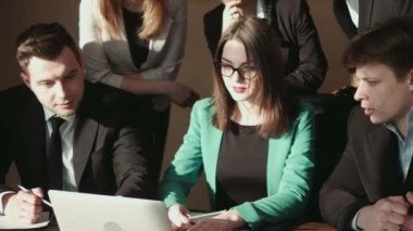 Dizüstü bilgisayar kullanarak iş adamı grubu