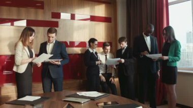 Grup başarılı İşadamlarından tartışmak