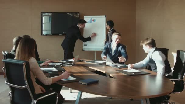 Collega's bespreken tijdens de bijeenkomst van de Business — Stockvideo