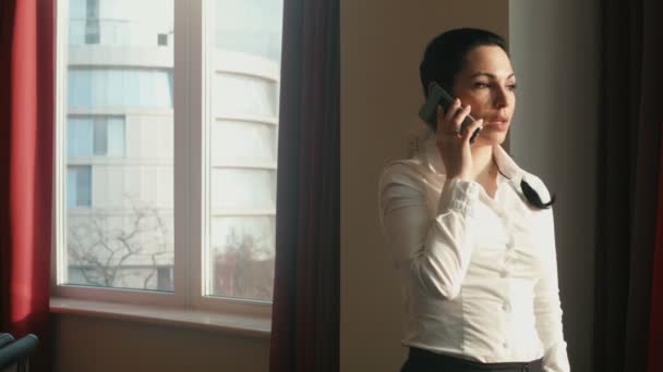 Mujer de negocios hablando por teléfono — Vídeo de stock