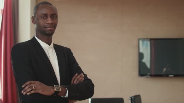 Usmívající se afroamerický podnikatel — Stock video