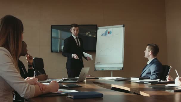 Bedrijfsrapport tijdens de bijeenkomst. — Stockvideo