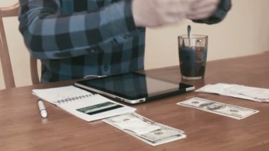 Erkek dijital tablet kullanarak faturaları dikkate alır.
