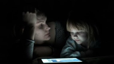 Anne ve kızı tablet geceleri keyfini çıkarın