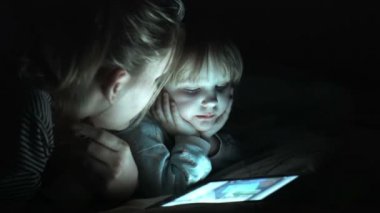 Mather ve kızı bir film tablet zevk