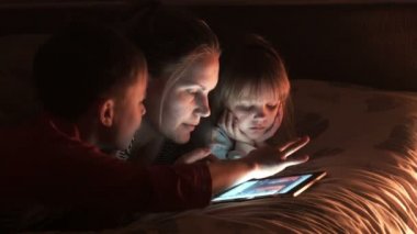 Anne ve iki çocuğu tablet vasıl arıyorsunuz