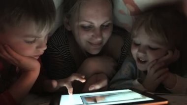 Üç tablet battaniyenin altında zevk aile