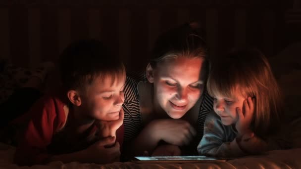 Üç yastık üzerinde oynarken aile — Stok video