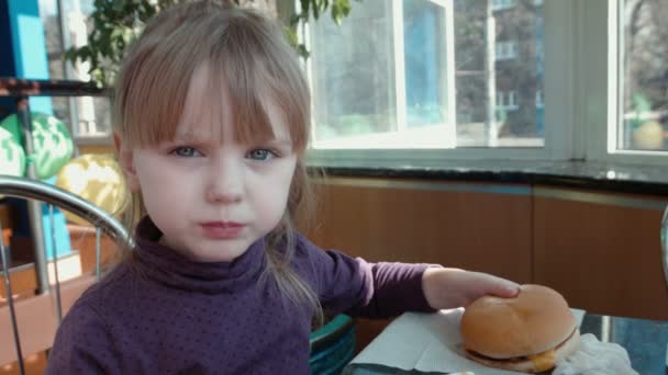 A kislány ital koktél — Stock videók