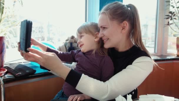 Madre e figlia stanno facendo selfie — Video Stock