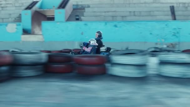 Mother and little daughter rides on karting — Stock Video