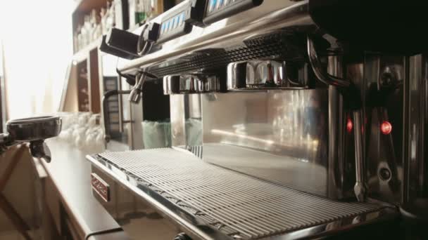 Barista prepara l'espresso in una macchina da caffè — Video Stock