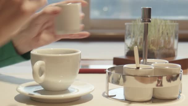 Het vrouwtje vult suiker in koffie en langskwamen — Stockvideo