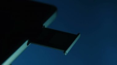 Cep telefonu yuvasında iki SIM kart