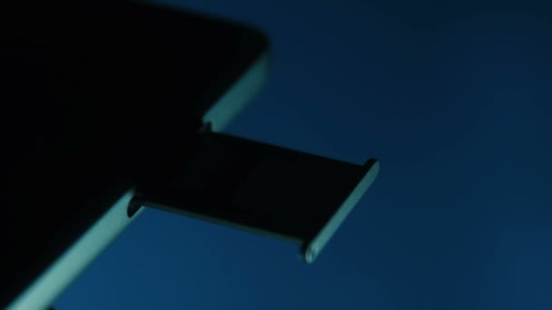 Deux cartes SIM dans la fente du téléphone portable 