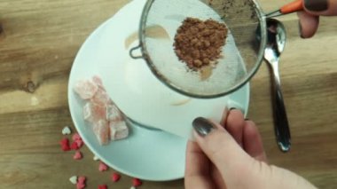 Kadın Çarşafla Kahve Sanatı Dekorasyonu Yapıyor