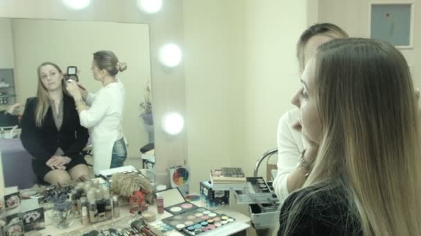 Maquillaje artista aplica polvo en la cara del cliente — Vídeo de stock