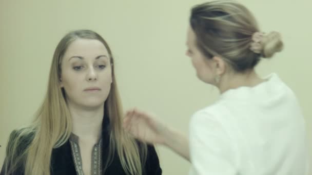 De kunstenaar van de make-up poeder met borstel toe te passen — Stockvideo
