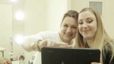 Müşteri yapmak selfie makyaj sanatçısı tablet kullanma