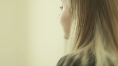 Sanatçı bir makyaj tamamladı