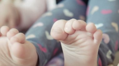 Bacaklar ayak ve parmak küçük kızın