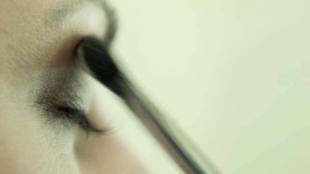 Toepassing van poeder met borstel op ooglid — Stockvideo