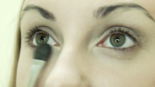 应用粉末在眼睑上使用的画笔 — 图库视频影像