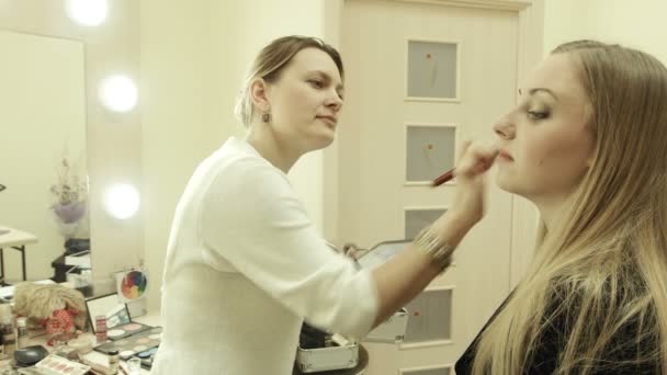 Artista maquillaje usando tableta digital — Vídeo de stock