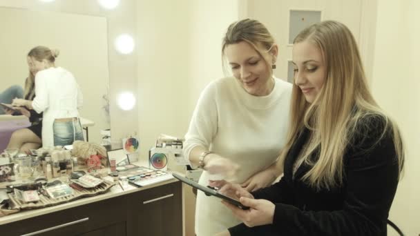 Zobrazovat obrázky umělec makeupu na kartě Digitální — Stock video