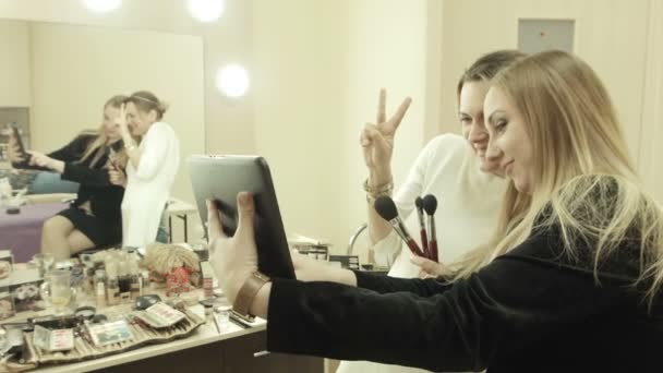 Klienten göra selfie med makeupartist använder tablet — Stockvideo
