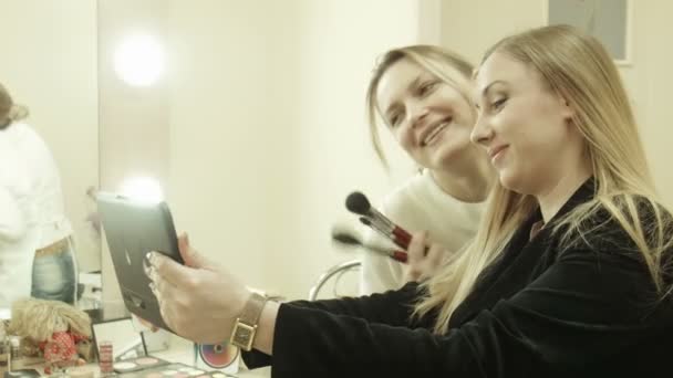 Ügyfél, hogy selfie a tabletta segítségével sminkes — Stock videók
