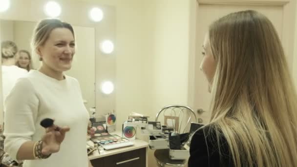 Konstnären har avslutat en make-up — Stockvideo
