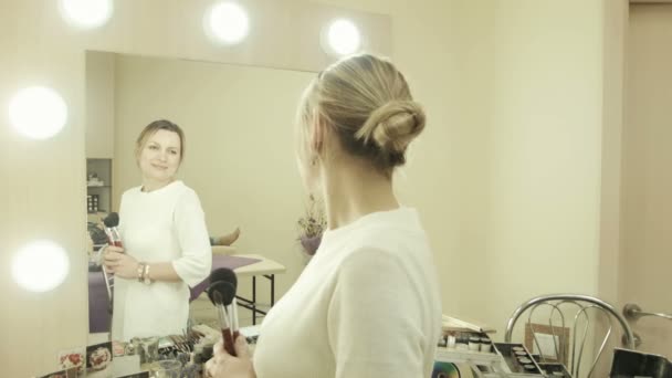 Make-up umělce vypadá přímo ve fotoaparátu — Stock video