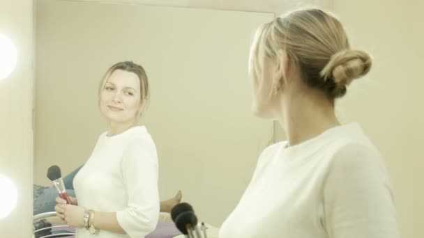 Make-up artiest blik recht in de camera — Stockvideo