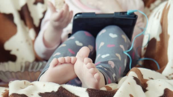 Benen, voeten van het meisje, zittend in een stoel — Stockvideo