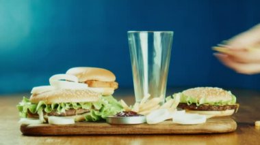 Hamburger sandviç ve tepside patates kızartması.