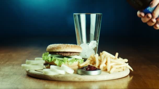 Hamburger een broodje en frietjes op een dienblad — Stockvideo